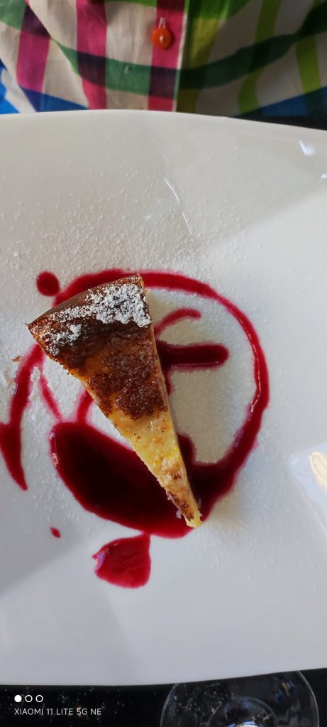 Tarta en plato blanco decorado