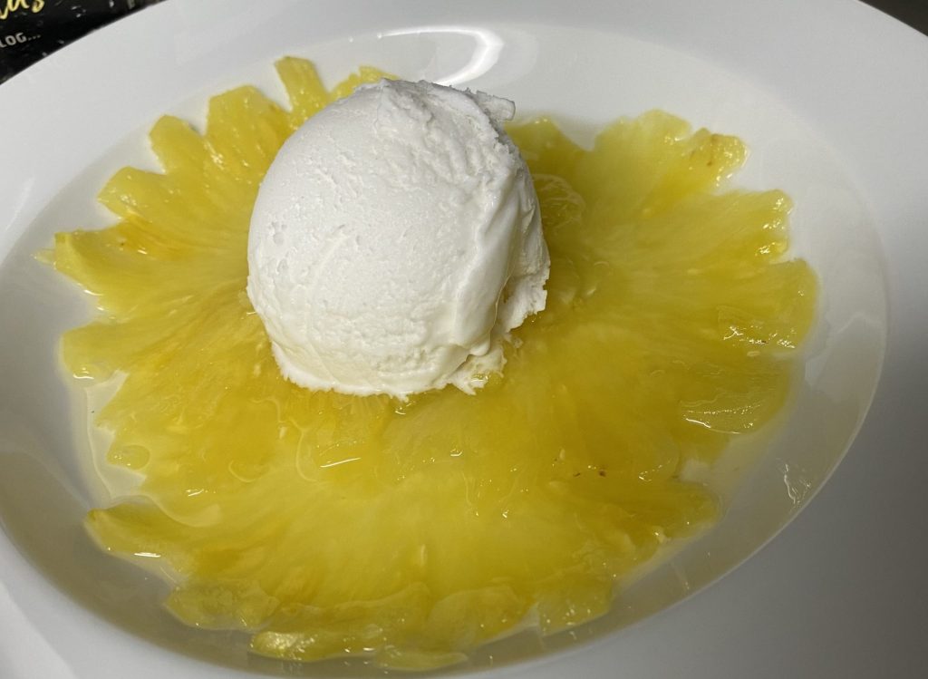 Helado sobre piña en plato