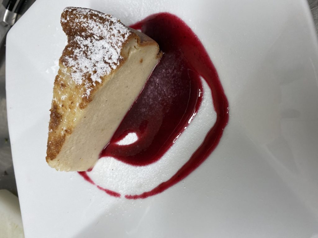Pastel con salsa roja