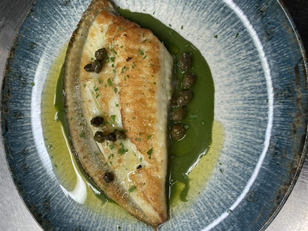 Pescado con salsa verde y alcaparras
