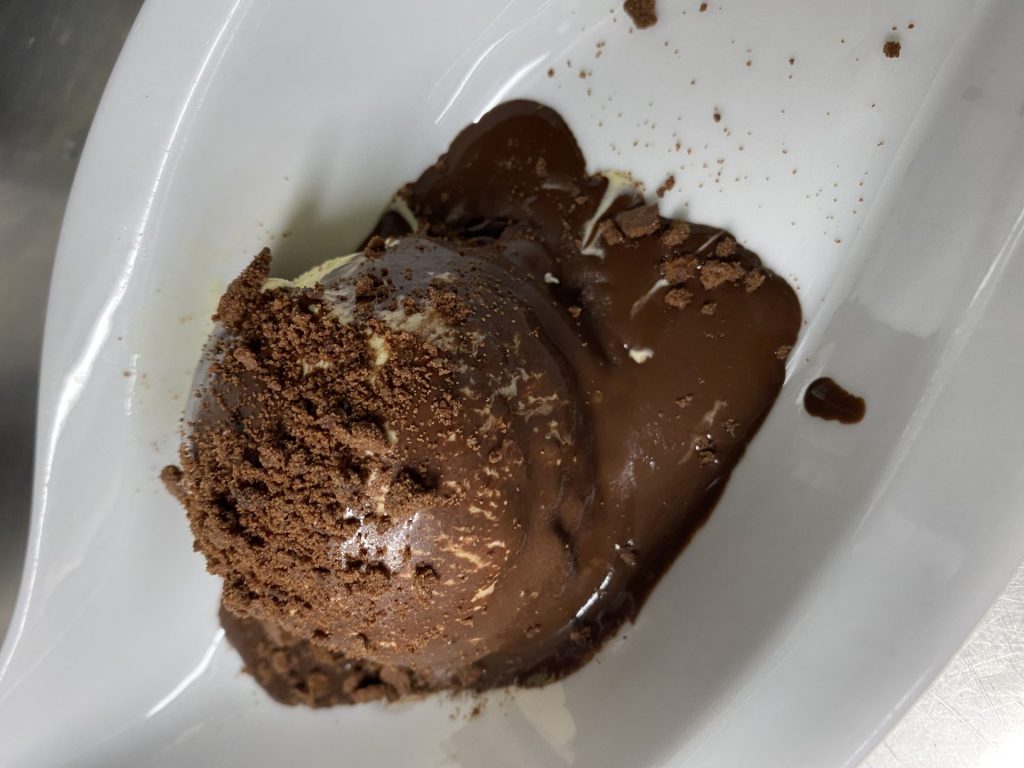 Helado con salsa de chocolate