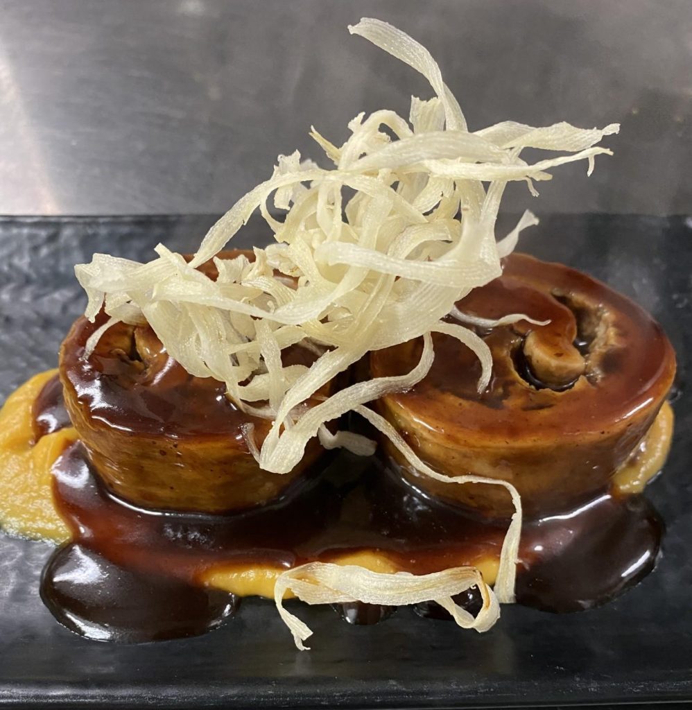 Plato gourmet con salsa dulce