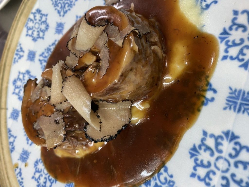 Plato gourmet con trufa y salsa