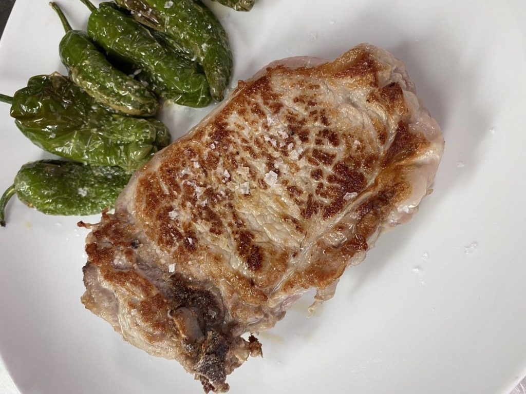 Carne asada con pimientos verdes