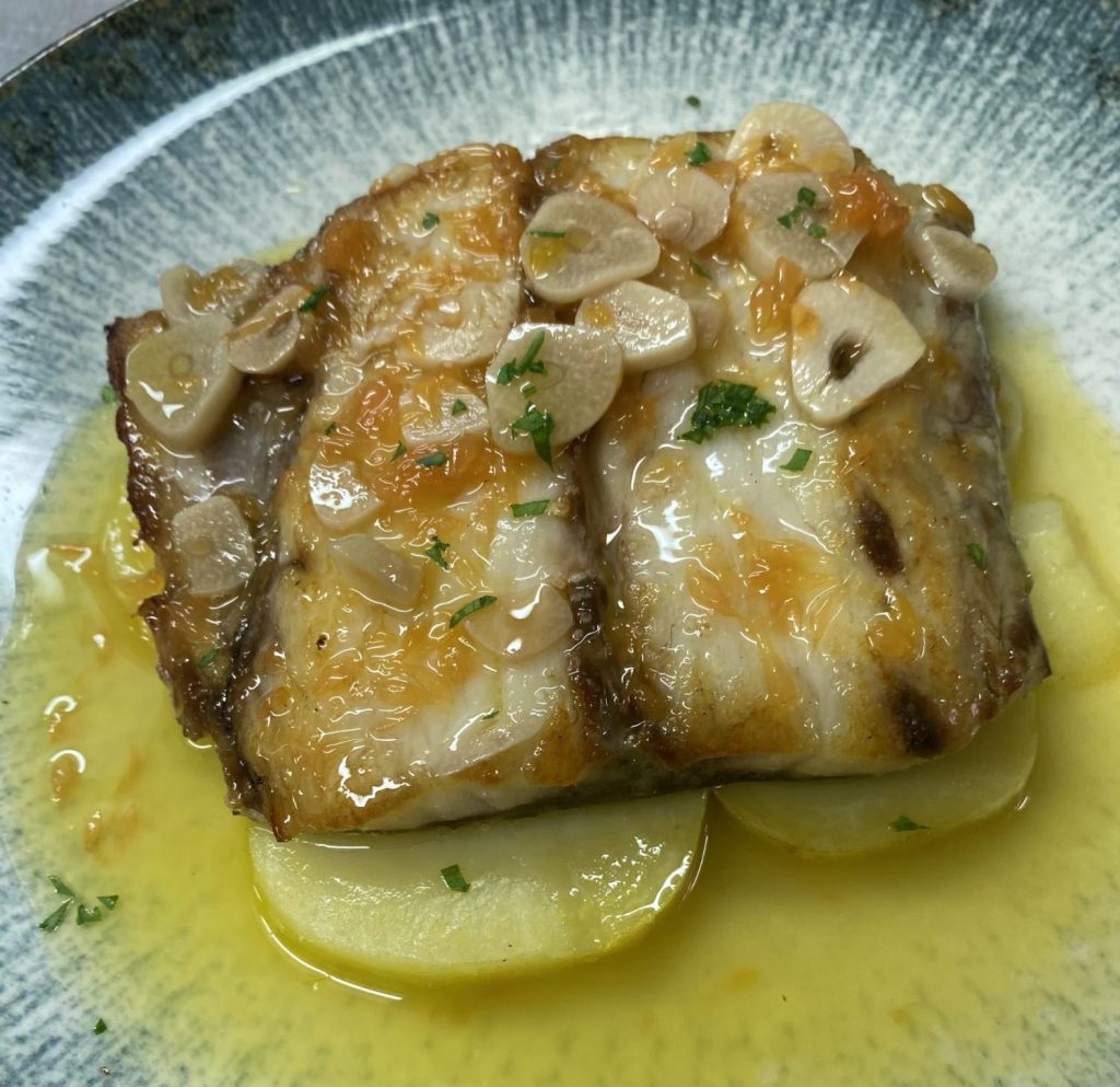 Pescado con salsa y ajo