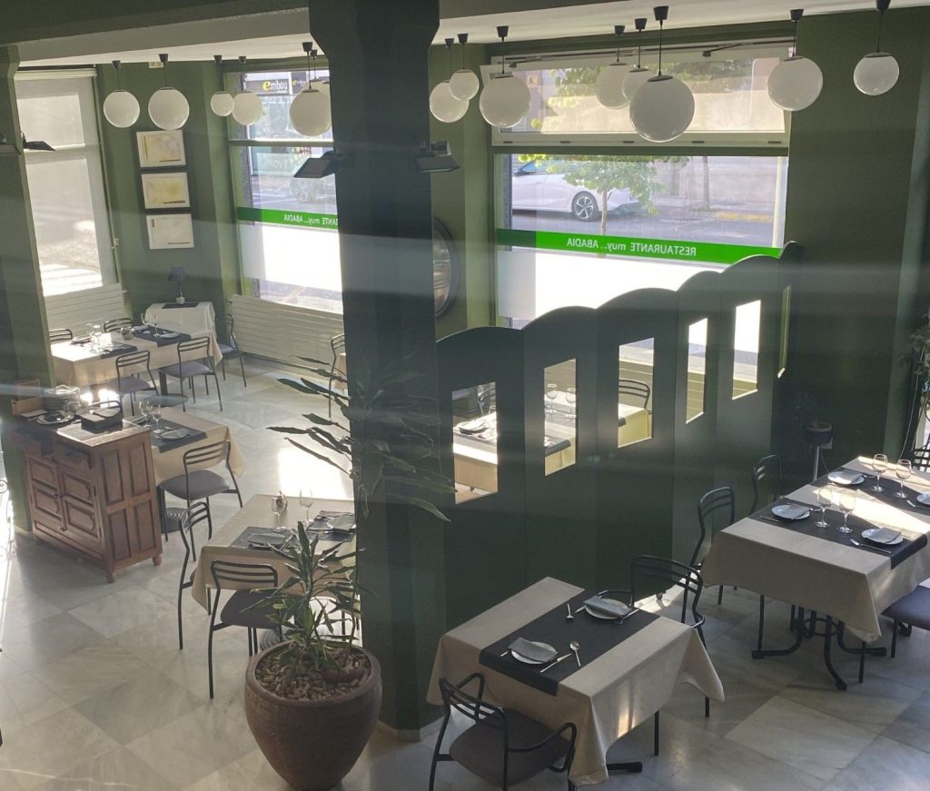 Restaurante moderno y acogedor