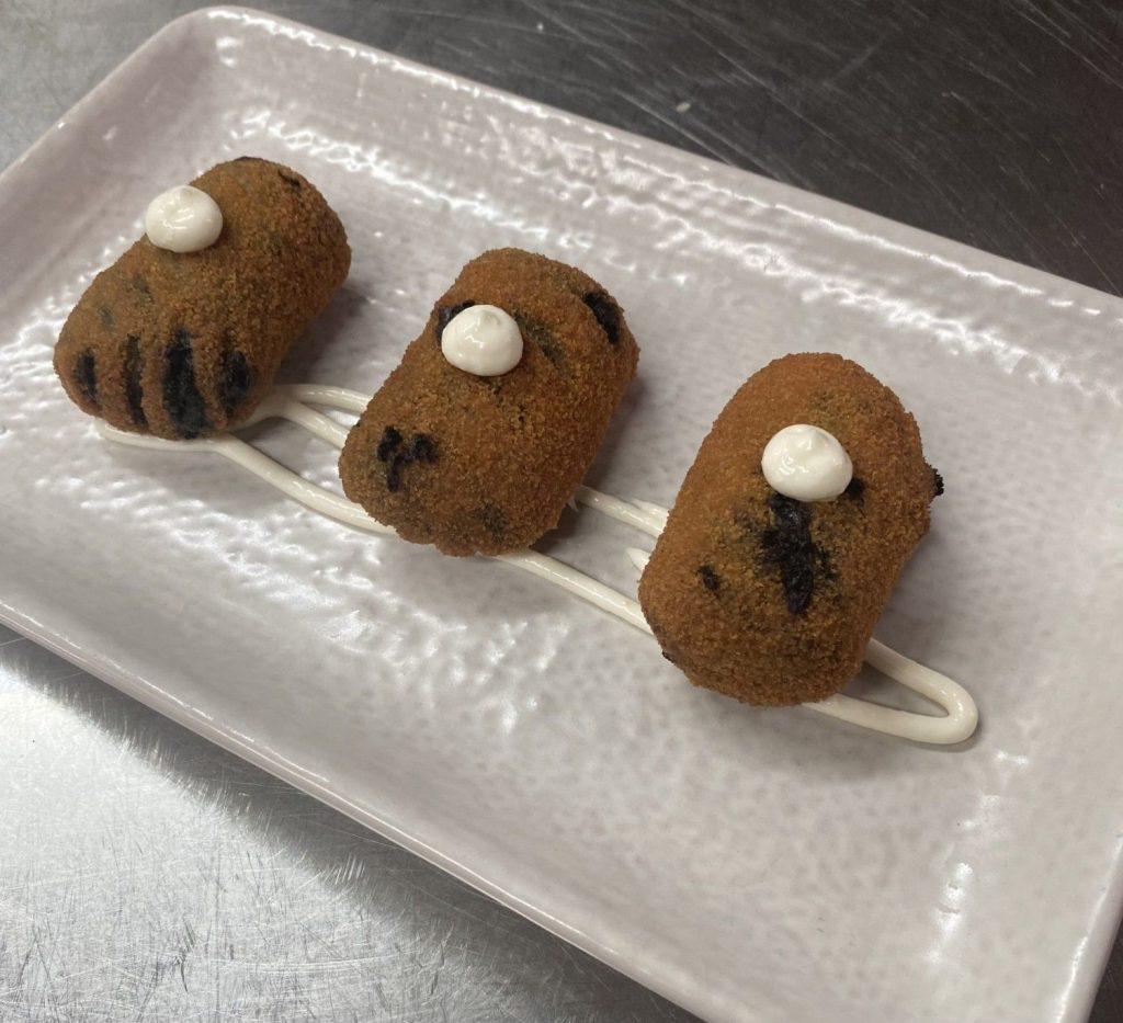 Croquetas en plato blanco