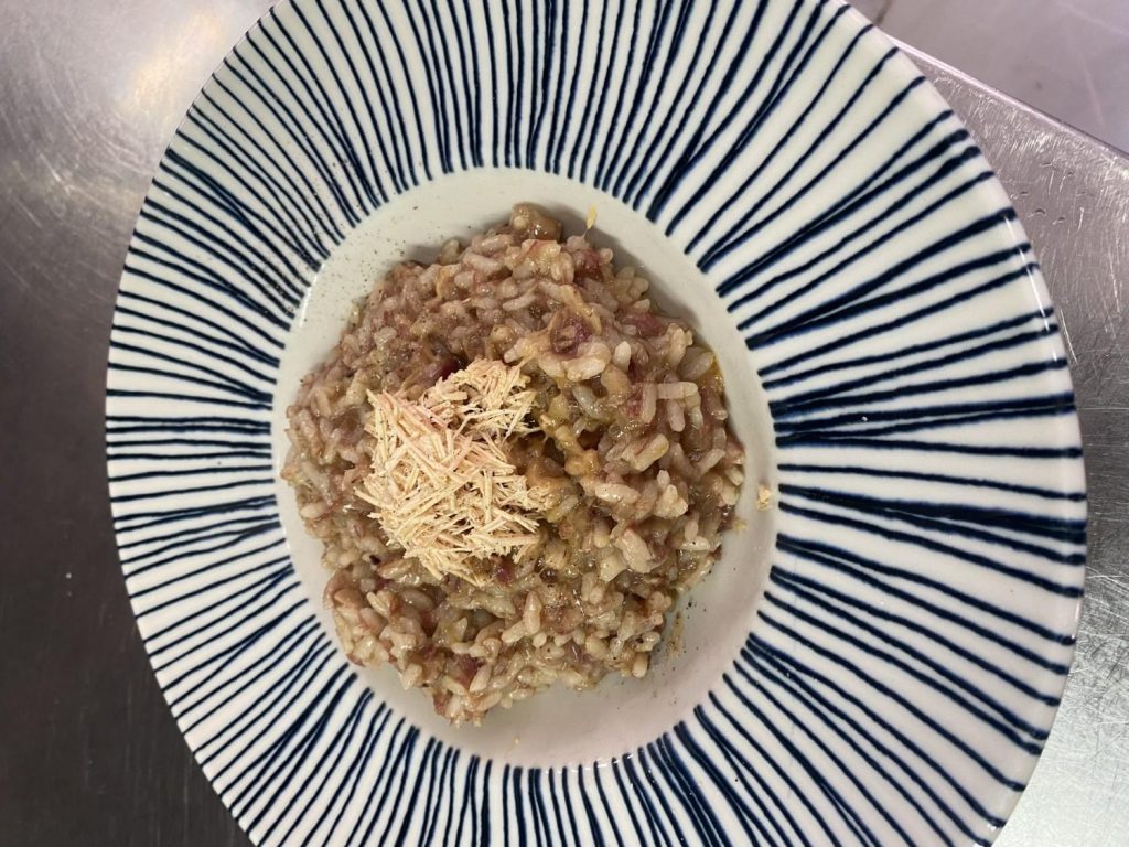 Plato de arroz con ingredientes