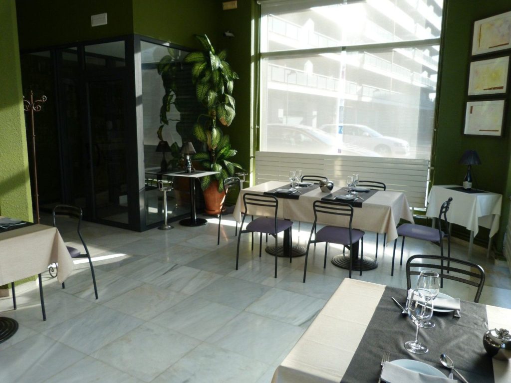 Restaurante con mesas elegantes
