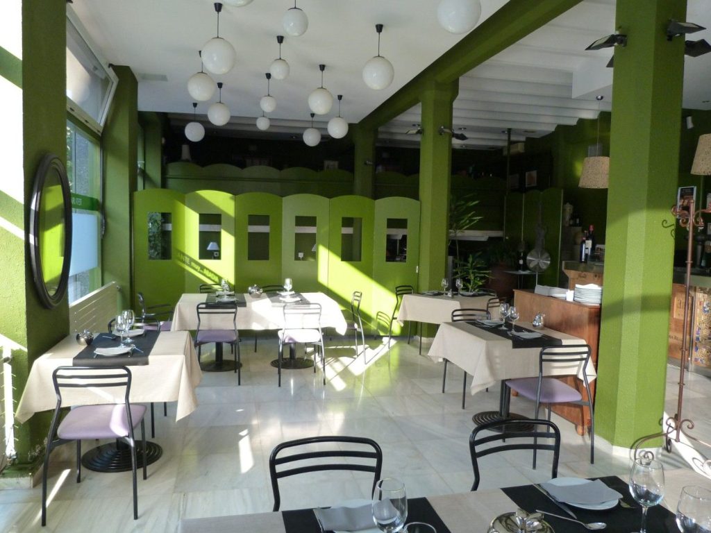 Restaurante con decoración verde