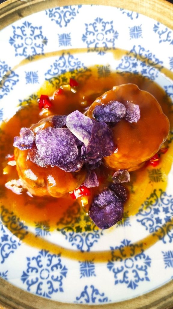 Plato con salsa y papas